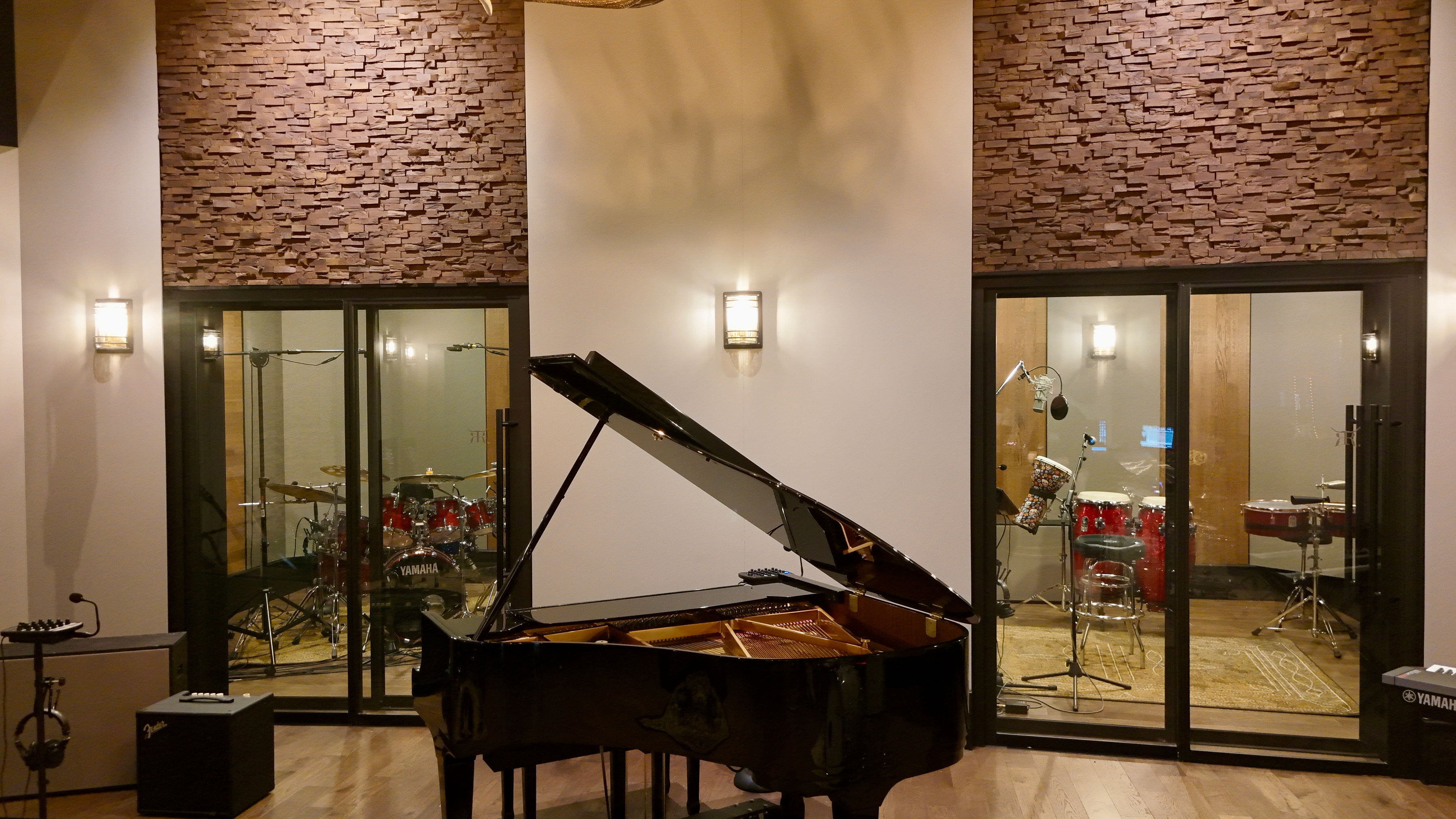 Camera 4 — piano